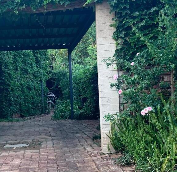 חדר דלוקס, B S At Strauss