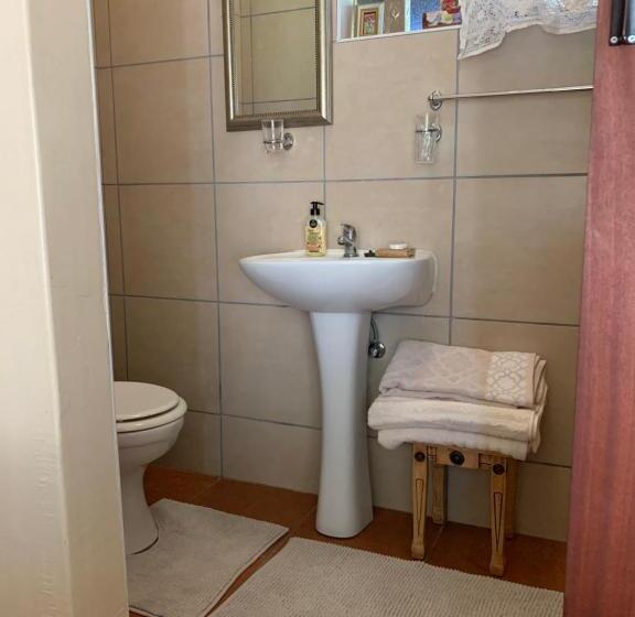 חדר דלוקס, B S At Strauss