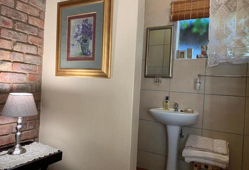 חדר דלוקס, B S At Strauss