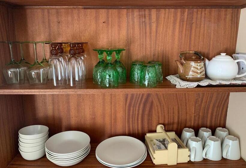 חדר דלוקס, B S At Strauss