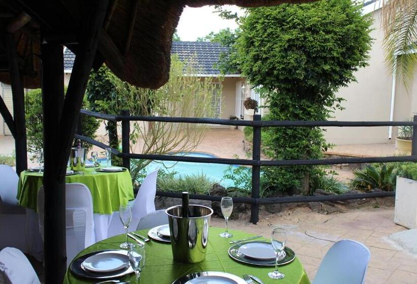 اتاق استاندارد با چشم‌انداز استخر, Kayamina Guesthouse