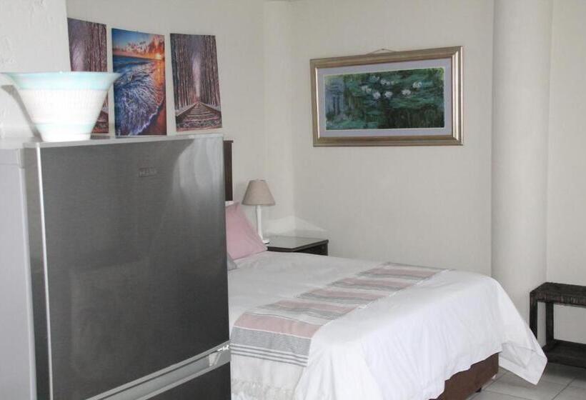 اتاق استاندارد با چشم‌انداز استخر, Kayamina Guesthouse