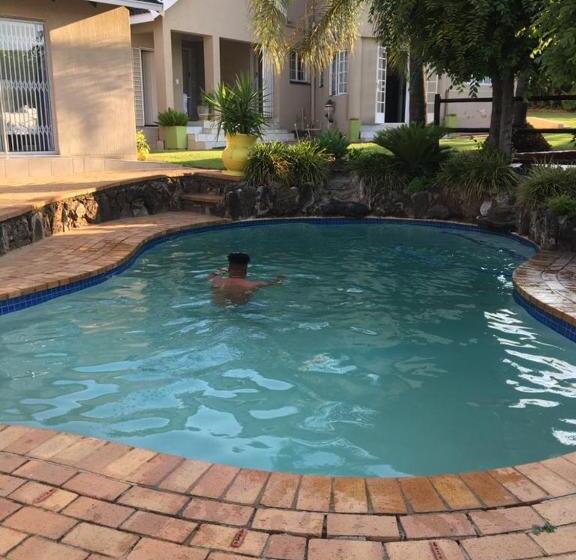 اتاق استاندارد با چشم‌انداز استخر, Kayamina Guesthouse