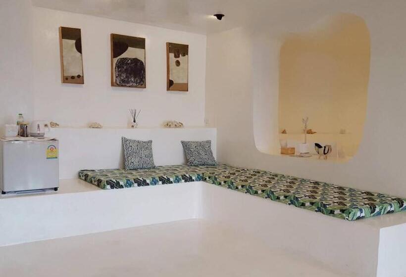 スタンダードバンガロー, Maliblues Bed & Art Gallery