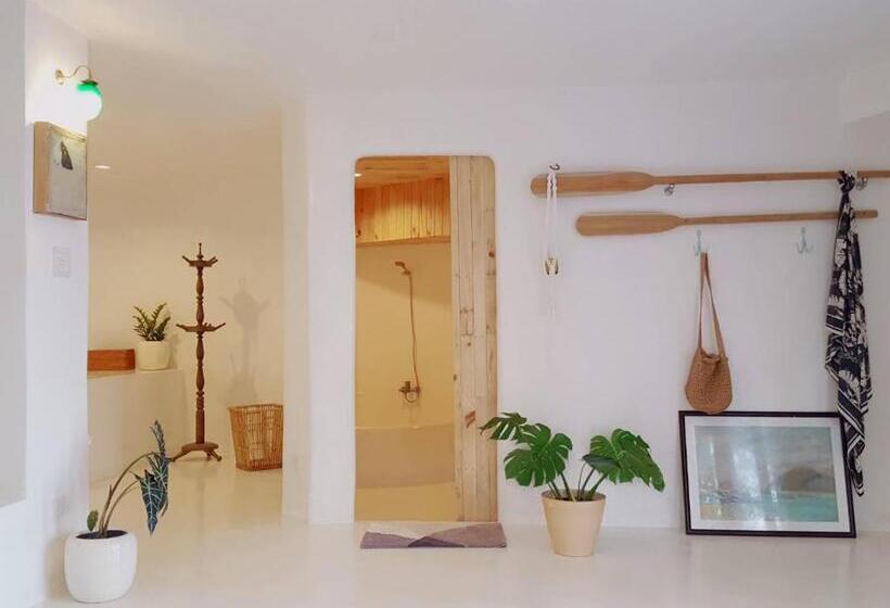 スタンダードバンガロー, Maliblues Bed & Art Gallery