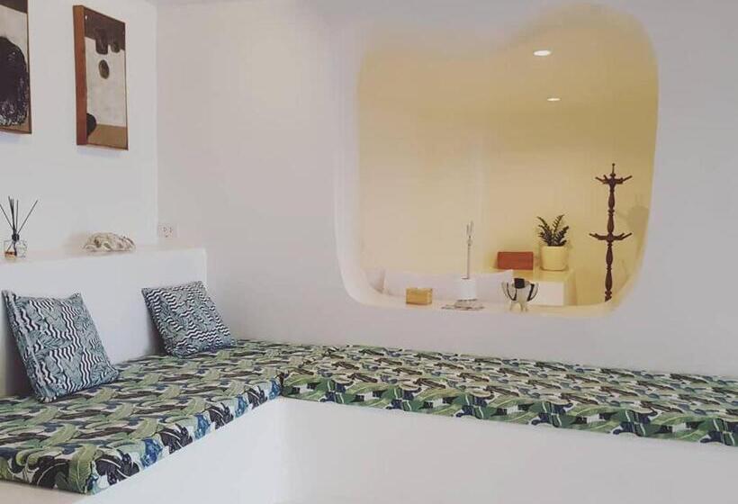 スタンダードバンガロー, Maliblues Bed & Art Gallery