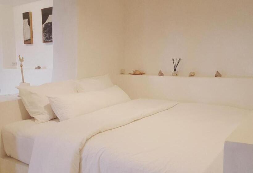 スタンダードバンガロー, Maliblues Bed & Art Gallery