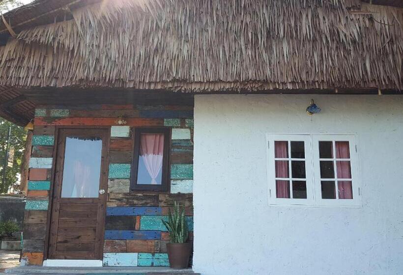 オーシャンビューのスタンダードバンガロー, Maliblues Bed & Art Gallery