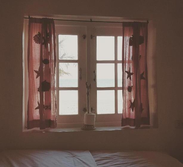 オーシャンビューのスタンダードバンガロー, Maliblues Bed & Art Gallery