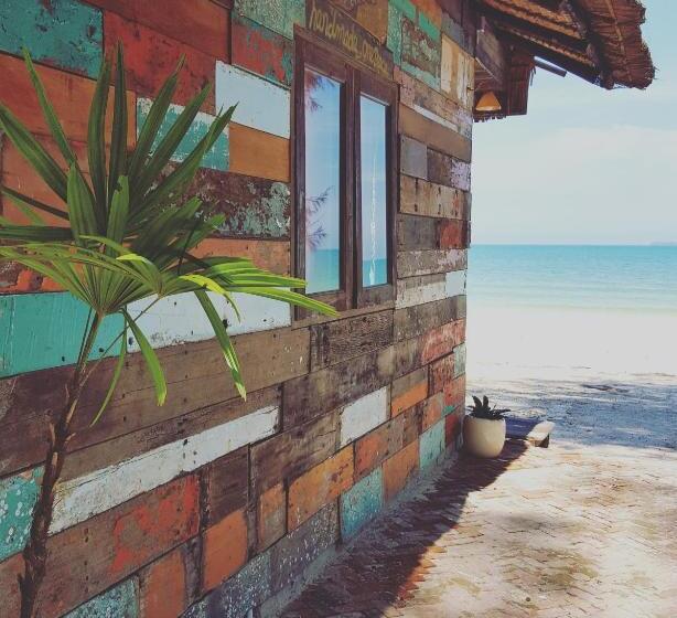 オーシャンビューのスタンダードバンガロー, Maliblues Bed & Art Gallery