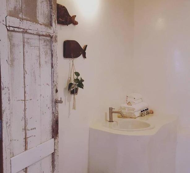 オーシャンビューのスタンダードバンガロー, Maliblues Bed & Art Gallery