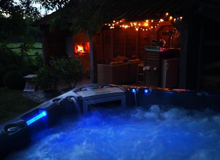 带大床的豪华间, Casa Leone Near Bruges With Jacuzzi & Parking