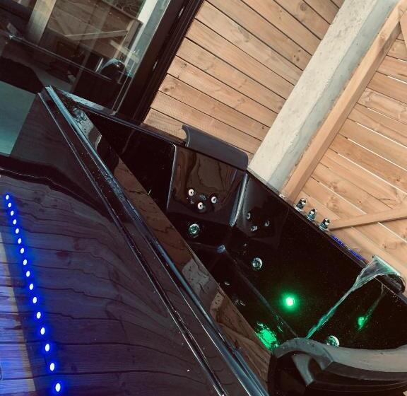 ハイドロマッサージバス付きスイート, Glass Cube