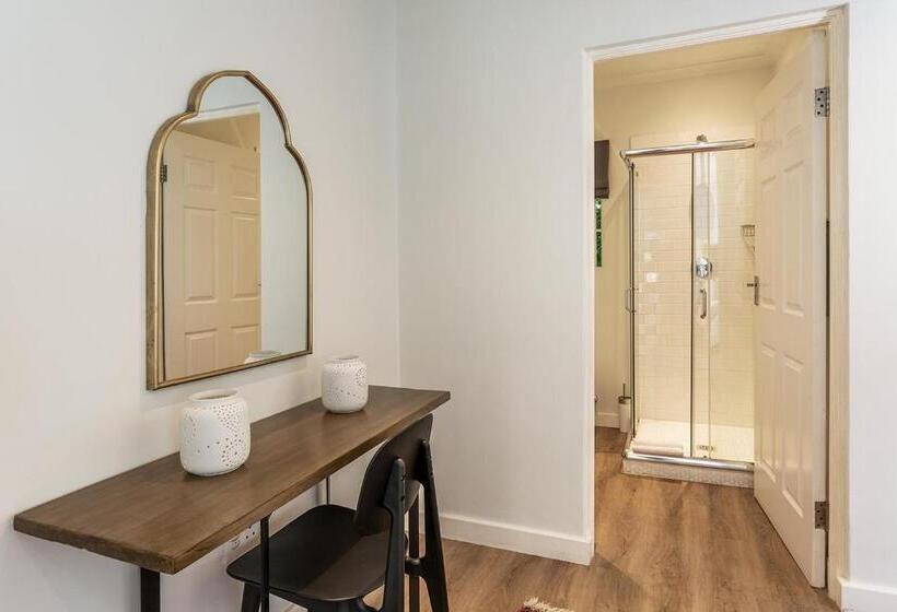 스탠다드 스튜디오, Oak Manor