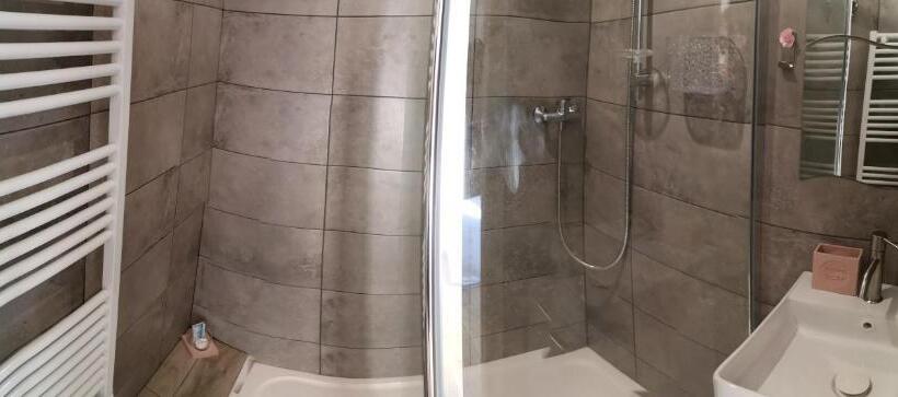 חדר משפחתי, Au Gué Du Bois