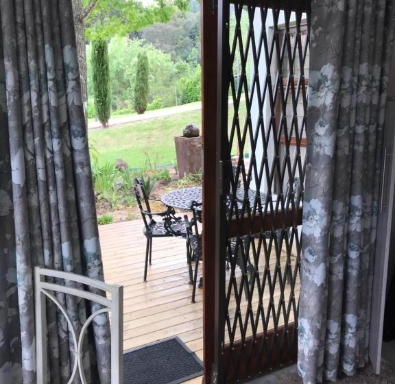 اتاق لوکس, Cul De Sac Accommodation