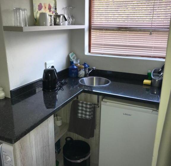 اتاق لوکس, Cul De Sac Accommodation