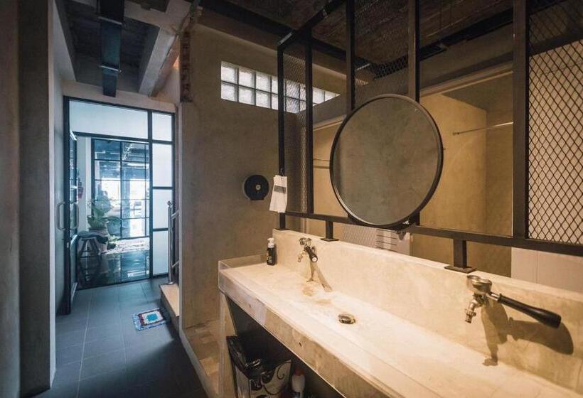 Standardrum Delat Badrum, Niece Hostel Phuket   Sha Extra Plus