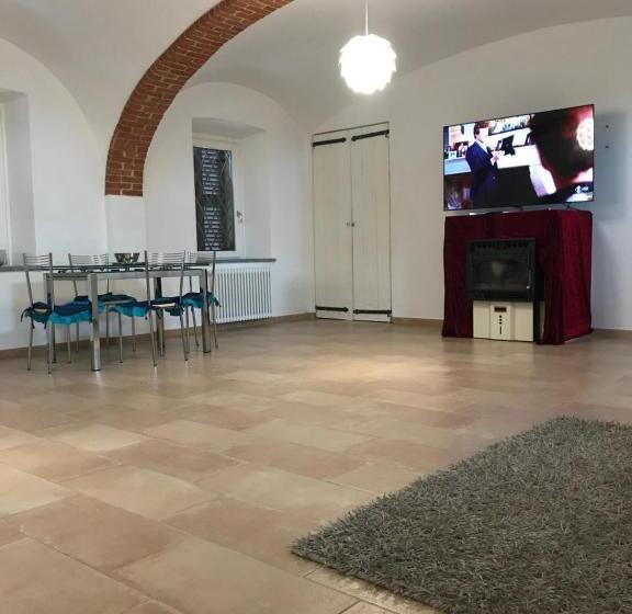 סטודיו דלוקס, La Marchesa