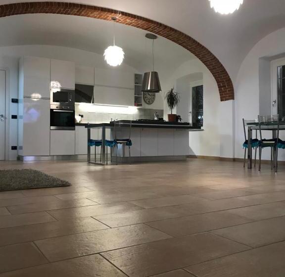 סטודיו דלוקס, La Marchesa