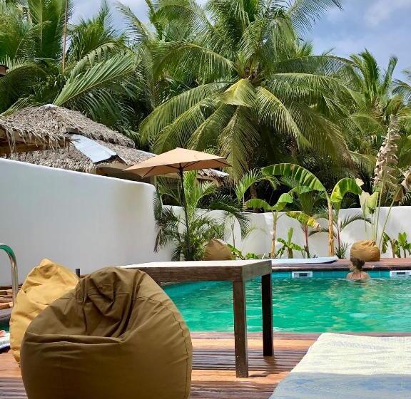 اتاق لوکس با بالکن, Parrots Boutique Resort