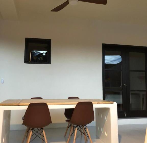 استودیوی لوکس, Parrots Boutique Resort