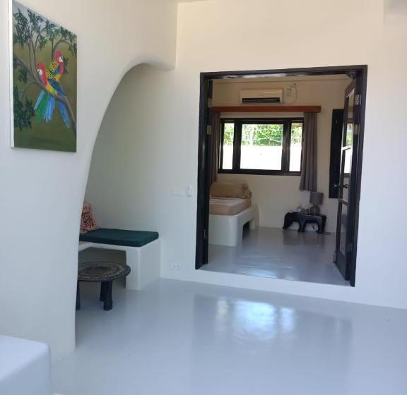 استودیوی لوکس, Parrots Boutique Resort