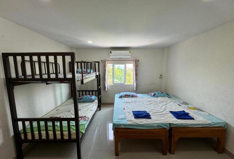 חדר סטנדרט לארבעה, Boom Inn