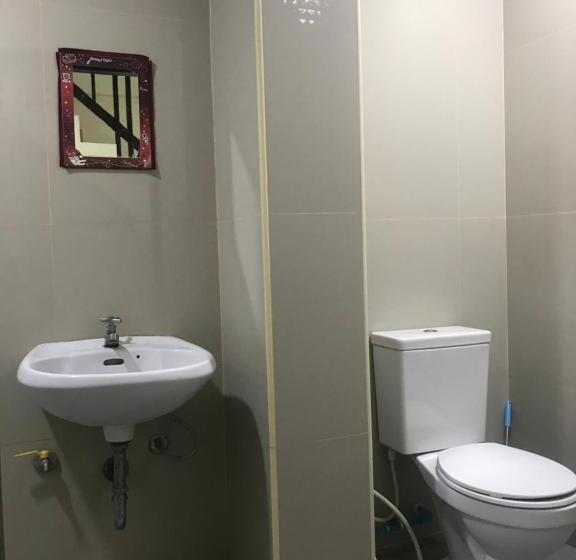 חדר סטנדרט לארבעה, Boom Inn