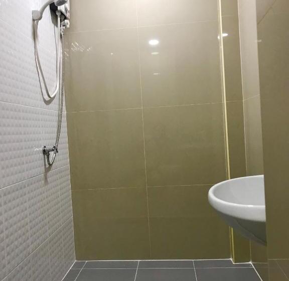 חדר סטנדרט לארבעה, Boom Inn