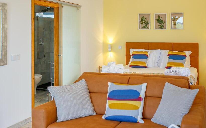 بنجلو قياسى, The Olive Hill Guesthouse