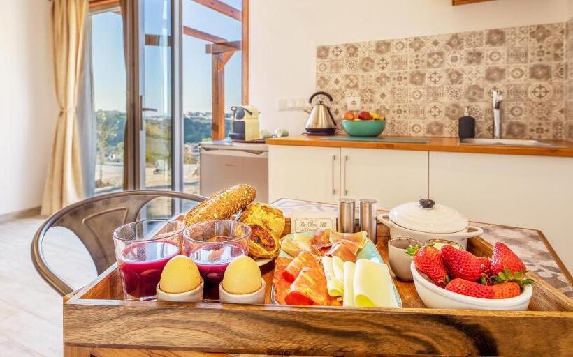 بنجلو قياسى, The Olive Hill Guesthouse