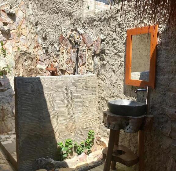 اتاق لوکس با چشم‌انداز دریا, Alam Kita