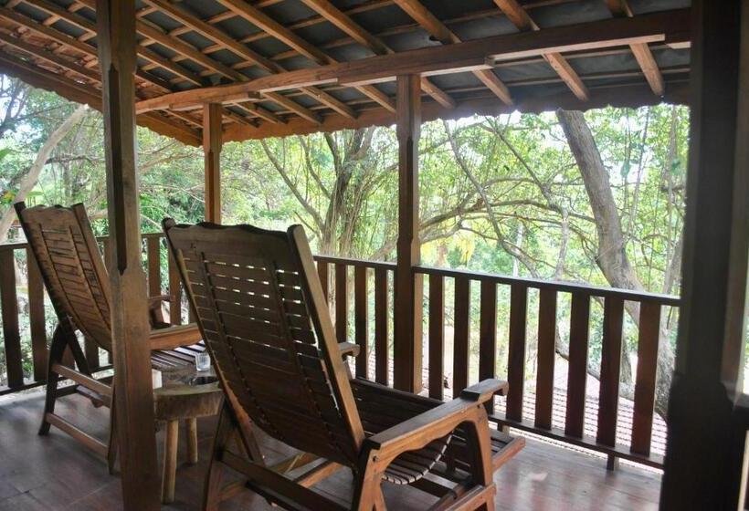 اتاق سه نفره دلوکس با چشم‌انداز دریا, Alam Kita