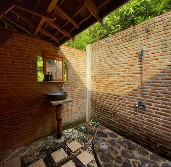 اتاق خانوادگی با چشم‌انداز دریا, Alam Kita