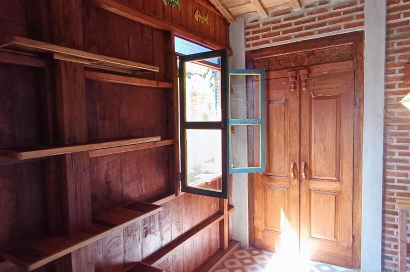 بانگلوی استاندارد با چشم‌انداز دریا, Alam Kita