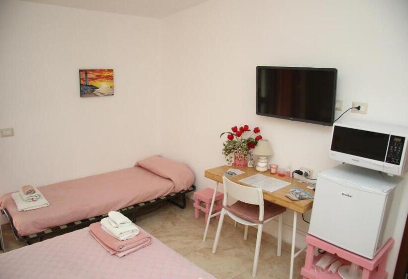 חדר סטנדרט לשלושה עם מרפסת, B&b Casa Rosola