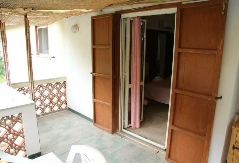 חדר סטנדרט לשלושה עם מרפסת, B&b Casa Rosola