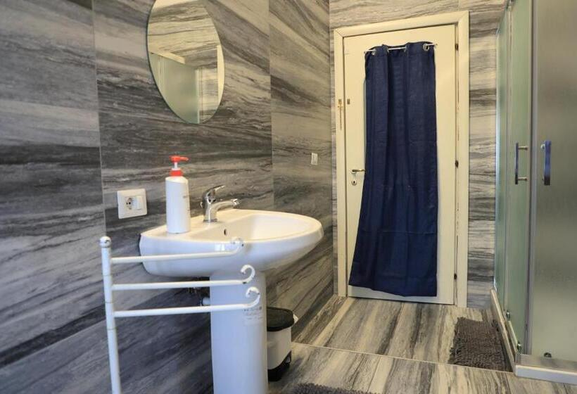 اتاق استاندارد سه نفره, Bernadette