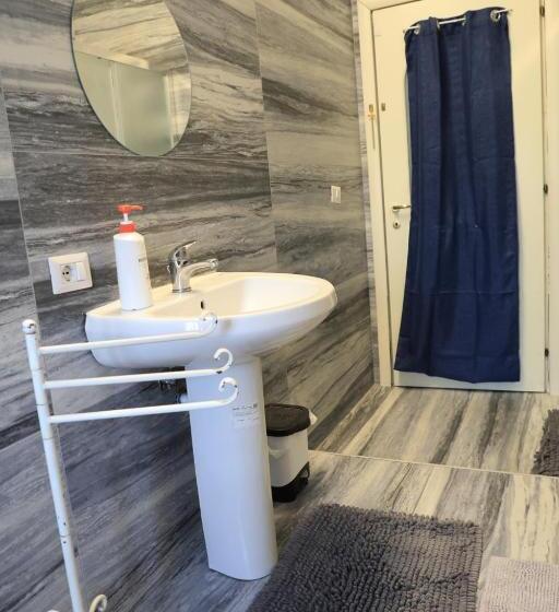 اتاق استاندارد سه نفره, Bernadette