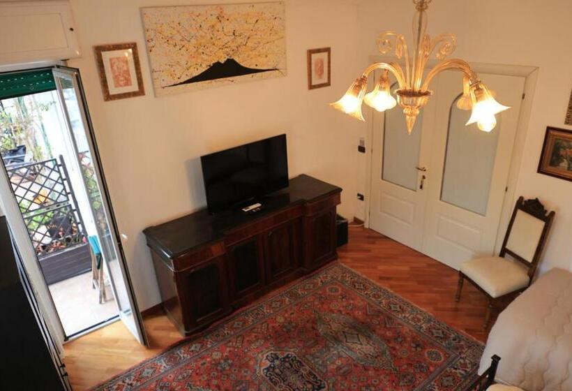 اتاق استاندارد سه نفره, Bernadette