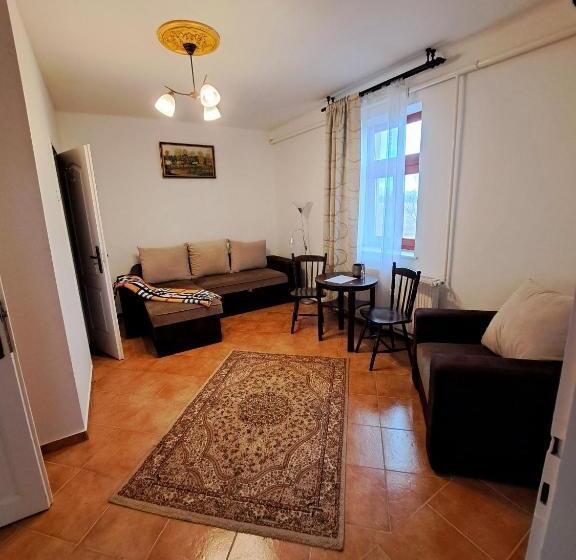 패밀리 룸, Csodarét Kúria