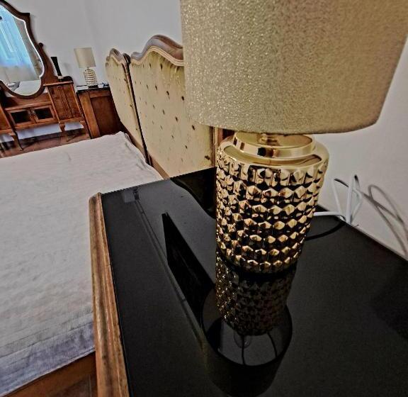 패밀리 룸, Csodarét Kúria