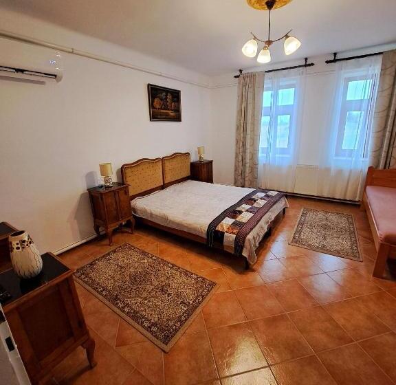 패밀리 룸, Csodarét Kúria