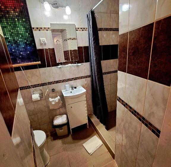 디럭스 룸, Csodarét Kúria