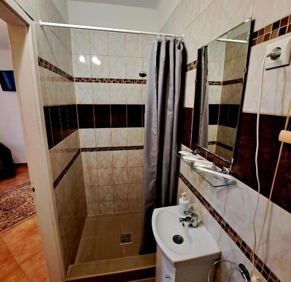 디럭스 룸, Csodarét Kúria