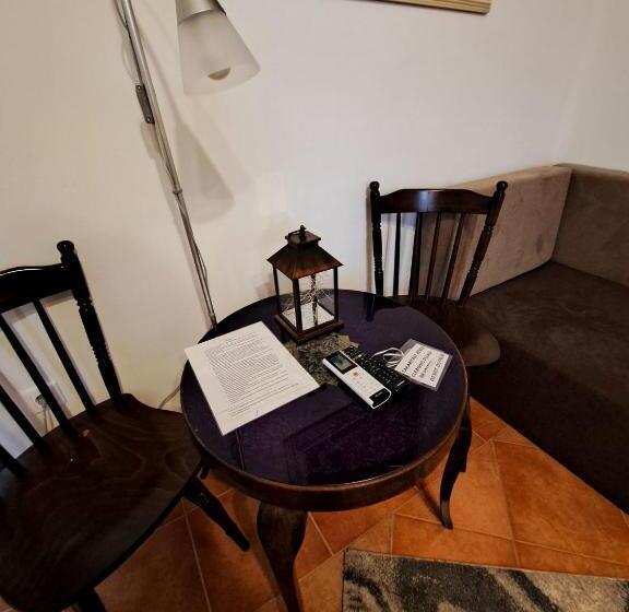 디럭스 룸, Csodarét Kúria