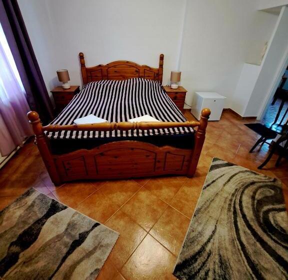 디럭스 룸, Csodarét Kúria