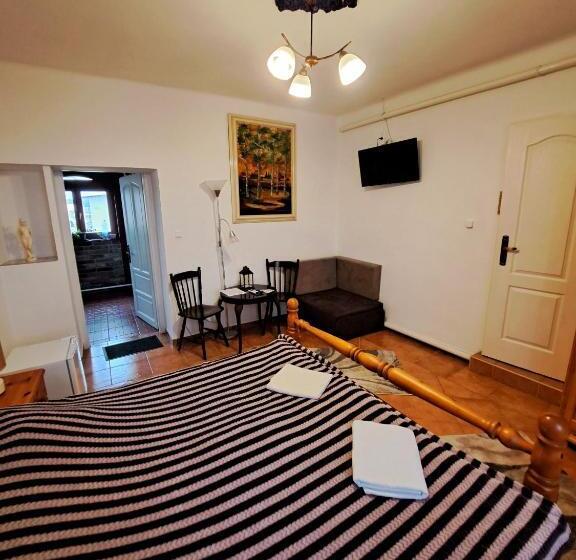 디럭스 룸, Csodarét Kúria