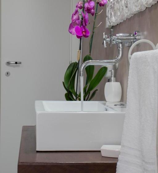 Standard room with outdoor bath, La Casa Di Adele Cagliari